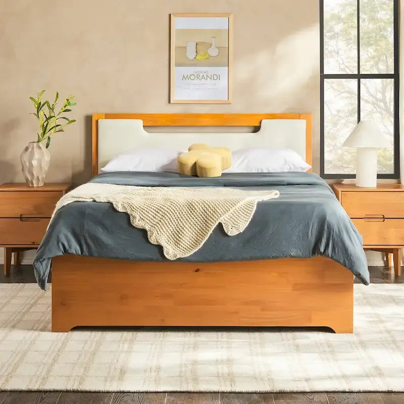 Úložná plošinová postel z masivu ve stylu Mid-Century Modern