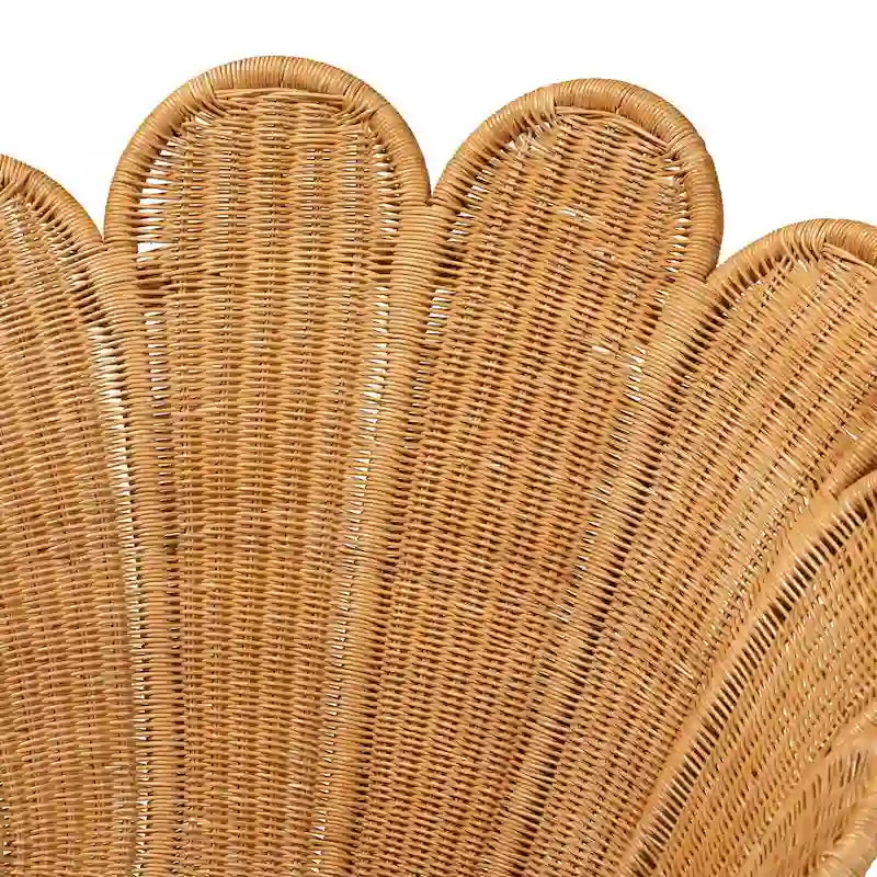 Boho medové ratanové křeslo s květinovým akcentem